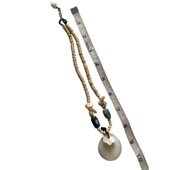 90s Shell Choker Necklace - Picture 4 of 5